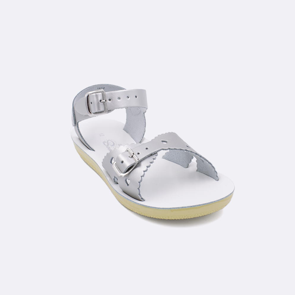 One little kid sized 1400 Sweetheart style sandal with silver straps and a white insole. Facing left to right diagonally.