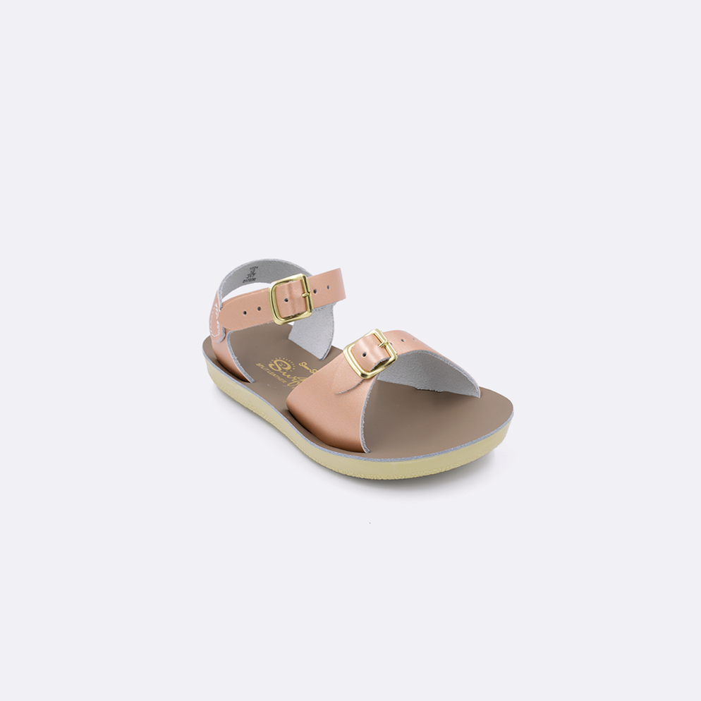 One toddler sized 1700 Surfer style sandal with gold straps and a white insole. Facing left to right diagonally. 