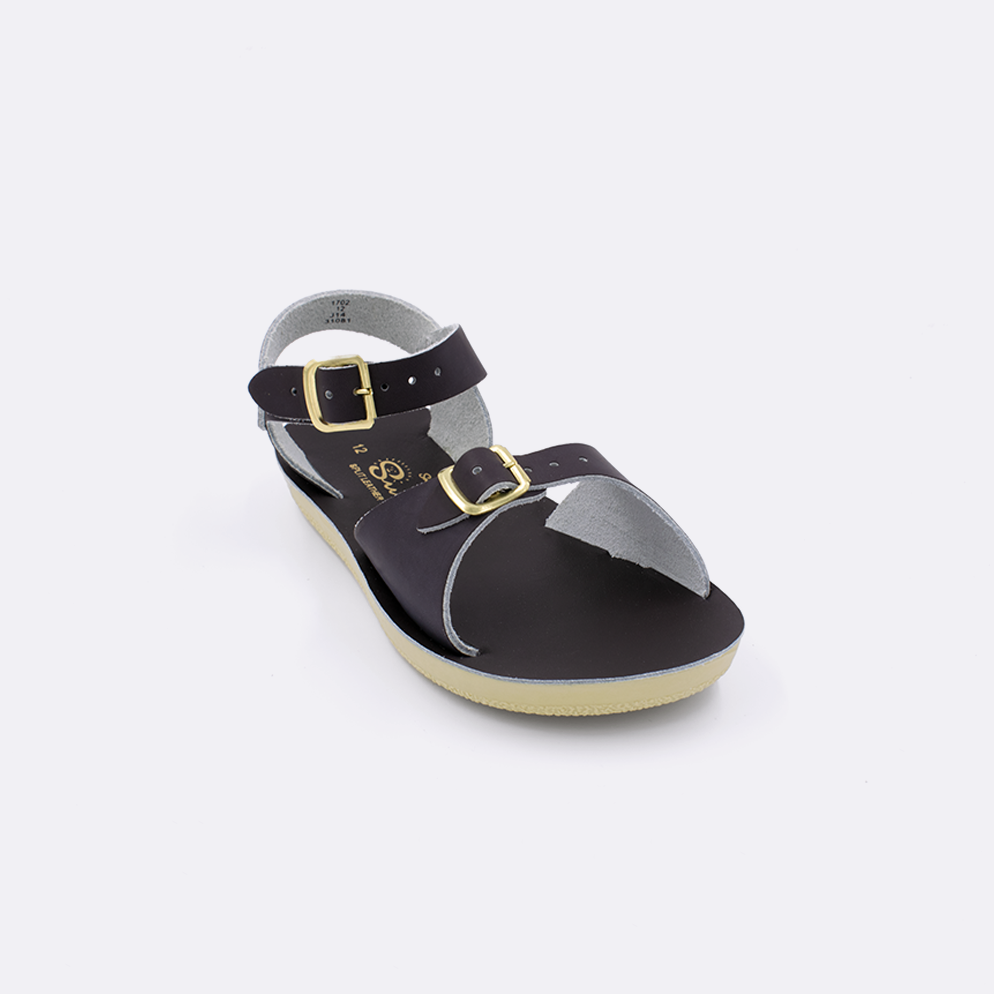 One little kid sized 1700 Surfer style sandal with brown straps and a brown insole. Facing left to right diagonally. 
