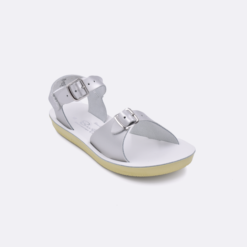 One little kid sized 1700 Surfer style sandal with silver straps and a white insole. Facing left to right diagonally. 