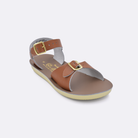 One little kid sized 1700 Surfer style sandal with tan straps and a beige insole. Facing left to right diagonally. 