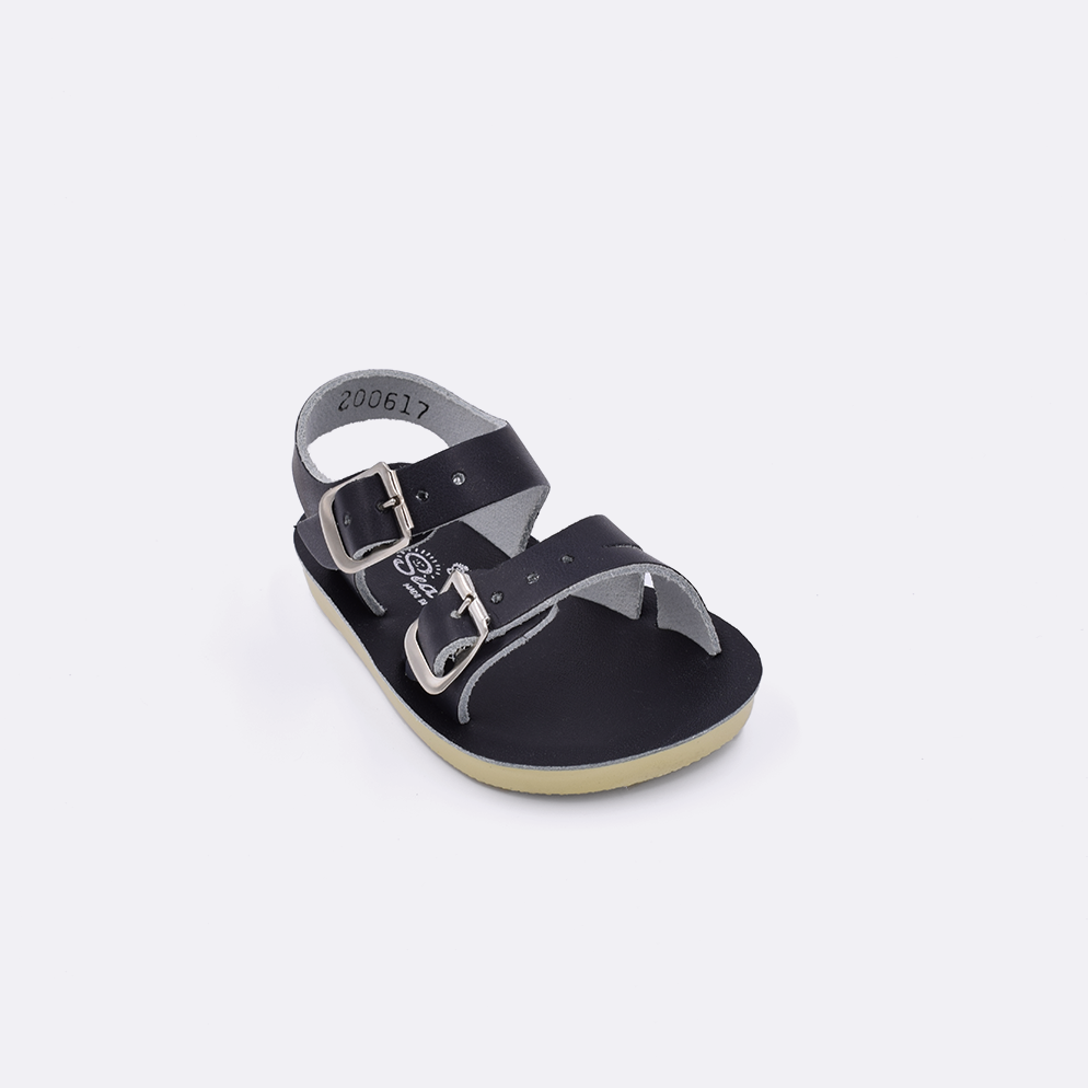 One baby sized 2000 Sea Wee style sandal with black straps and a black insole. Facing left to right diagonally. 
