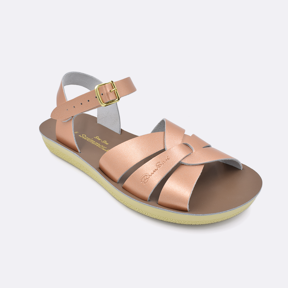 One women's sized 8000 Swimmer style sandal with rose gold straps and a beige insole. Facing left to right diagonally. 