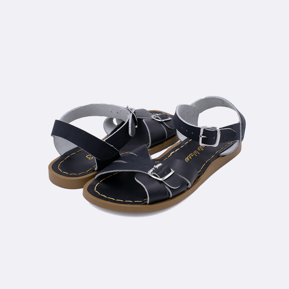 Two 900 Classic style sandal color black. Both pushed together facing the camera diagonally.	Little Kid Size.