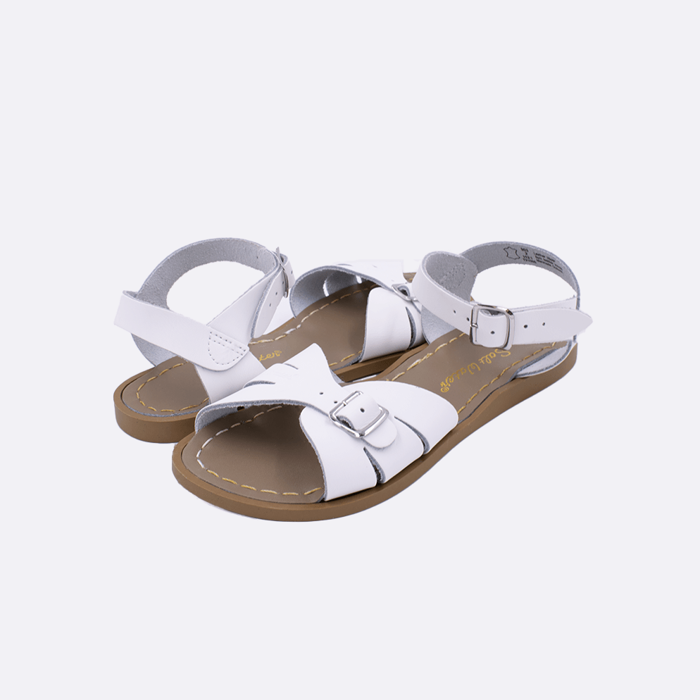 Two 900 Classic style sandal color white. Both pushed together facing the camera diagonally.	Little Kid Size.